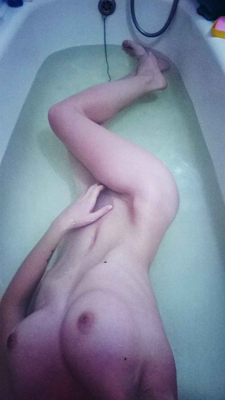 Фото Снял девушку голую в ванной
