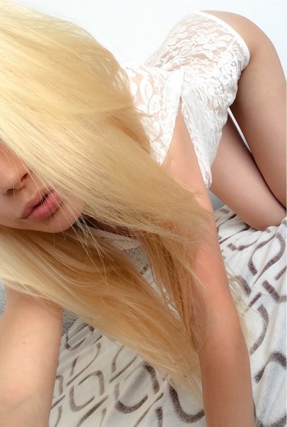  Красивая блондинка в сексуальном белье 